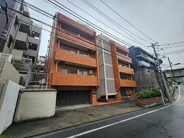 前面道路は広く、開けた場所に建ってます