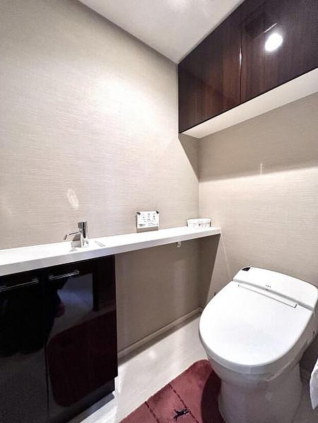 《toilet》 清潔感があり、スタイリッシュなデザインのトイレ