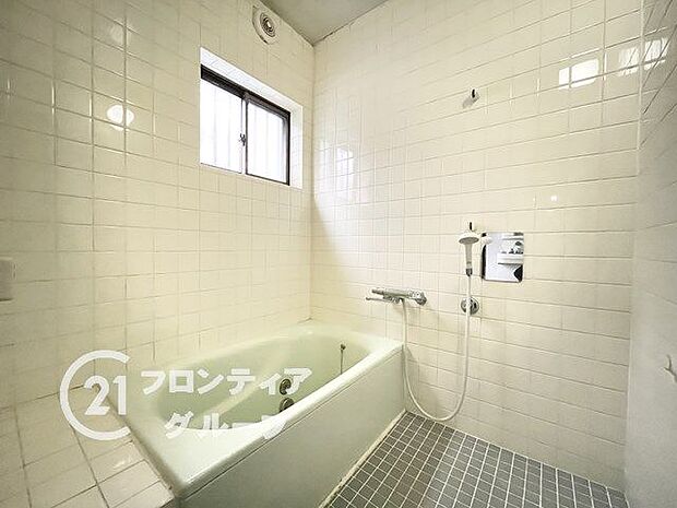 しっかり換気が出来る窓付き。湿気がこもりやすい浴室も清潔に保てます。