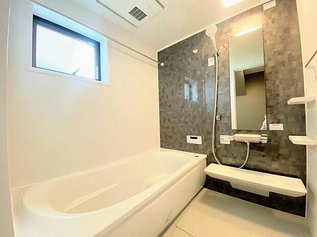 【浴室】快適な使い心地とゆとりある空間が1日の疲れを解きほぐすバスルーム。空間も浴槽もゆったりのびのび使えます。