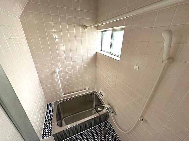 浴室に窓が付いているので、換気ができて湿気やカビ防止になりますよ♪