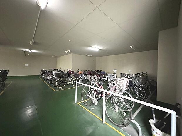 駐輪場に屋根があるので、雨の日に自転車が濡れないので嬉しいですね！