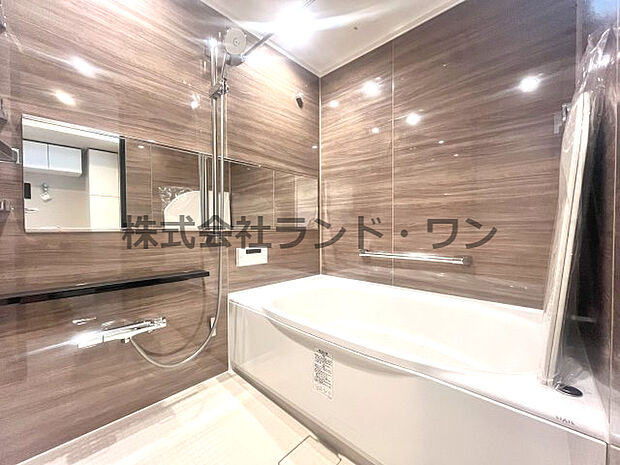 浴室は落ち着きのあるブラウンの木目調パネル　ゆっくりと疲れを癒せそうです