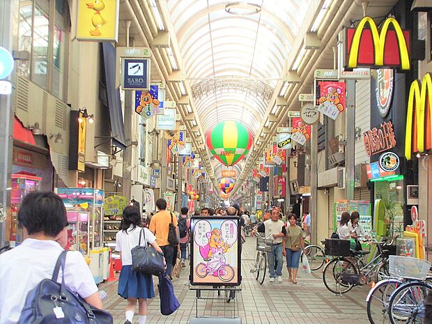 駅前は商業施設も豊富で、おしゃれな雰囲気が漂います。