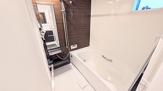 1616サイズ(一坪サイズ)のゆったりとしたお風呂です。換気用の窓や浴室乾燥機なども完備♪