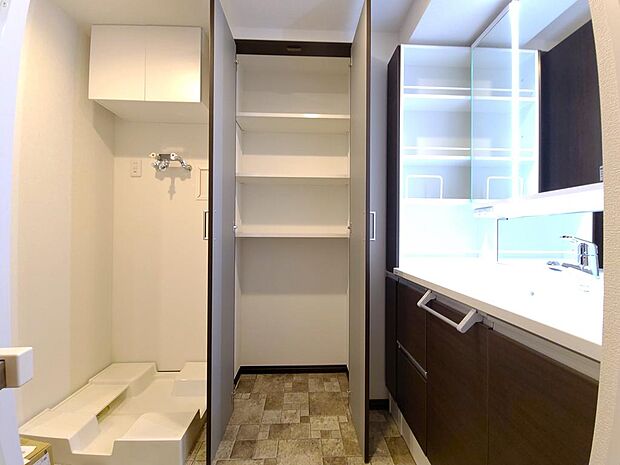 洗面横の棚。可動式のため、バスタオル・フェイスタオルなど分けて収納でき便利です。