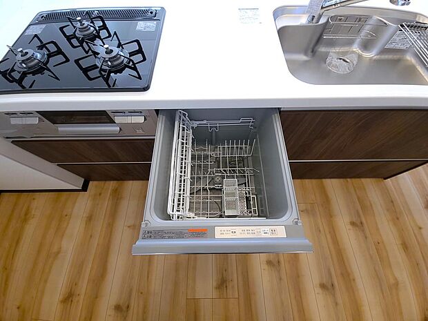 食器洗浄乾燥機。食洗機を使うと手洗いの場合よりも節水になると言われています。
