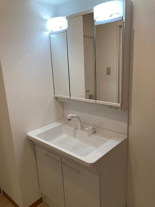三面鏡付き洗面化粧台は、鏡裏やボウル下に収納スペースあり！散らかりがちな洗面周りが綺麗に片付きます。