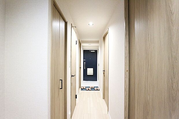 玄関から各部屋へ繋がる廊下。ご家族で共有可能な収納スペースあり！ぜひ一度、現地をご覧ください。