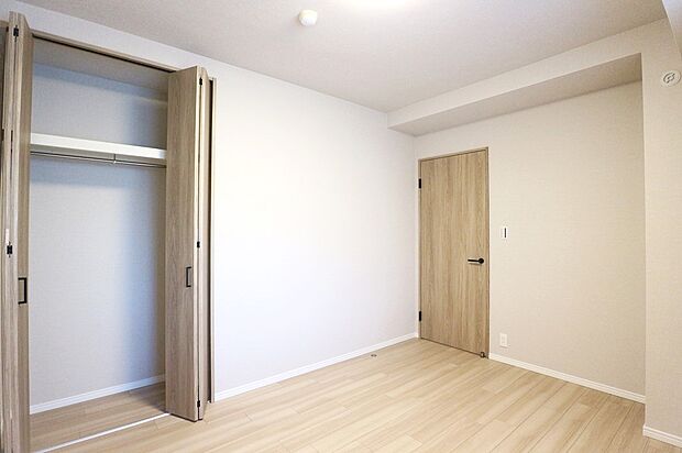 洋室6.1帖のクローゼット。全居室に収納付き！お部屋が片付き、空間を有効的にご活用いただけます。