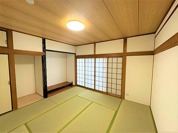 【リフォーム済】8帖の和室の写真です。畳は表替えを行いました。
