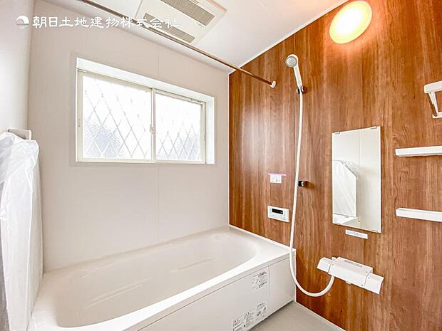 【浴室】窓のあるバスルームは明るく気持ちの良い空間です！！　換気環境も良好。掃除もスムーズに出来ます。