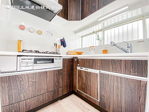 【キッチン】広く取られたキッチンスペースはとても便利です。　自由にレイアウトがカスタマイズできます。