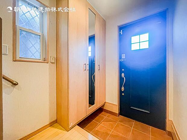 【玄関】明るく広い玄関には収納力に優れたシューズボックス。　靴をスッキリと整頓することができます。