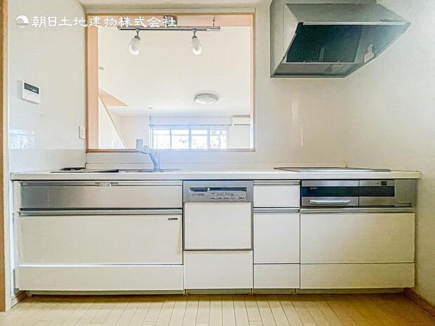 【キッチン】広く取られたキッチンスペースはとても便利です。　自由にレイアウトがカスタマイズできます。
