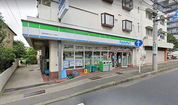 【ファミリーマート　座間相模が丘2丁目店】　小田急相模原駅から徒歩5分程のところにあります。いつも人が賑わっているお店です。