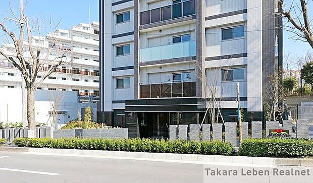 マンションエントランスです。落ち着いた温かみのある色調で、住む人をやさしく迎えてくれます。広々とした高級感溢れるエントランスが、ワンランク上の生活をお約束致します。