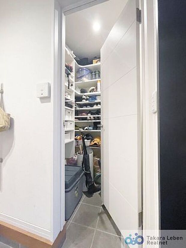 暮らしのあらゆる所に、あると嬉しい収納を用意しています。主寝室としても使用できる約11.8帖の洋室には、約4.2帖のWIC。玄関にも多数の靴を収納可能なスペースをご用意しております。