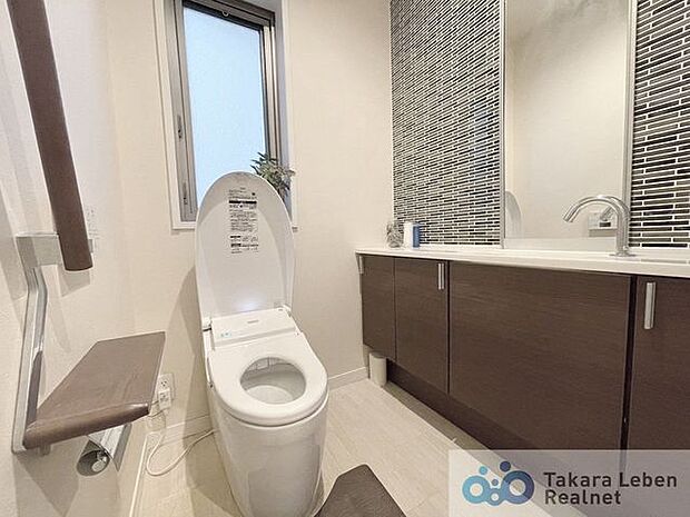 独立型手洗い付きのお手洗いです。来客があった時にも、洗面所や浴室などのプライベート空間を見られることなく安心ですね。