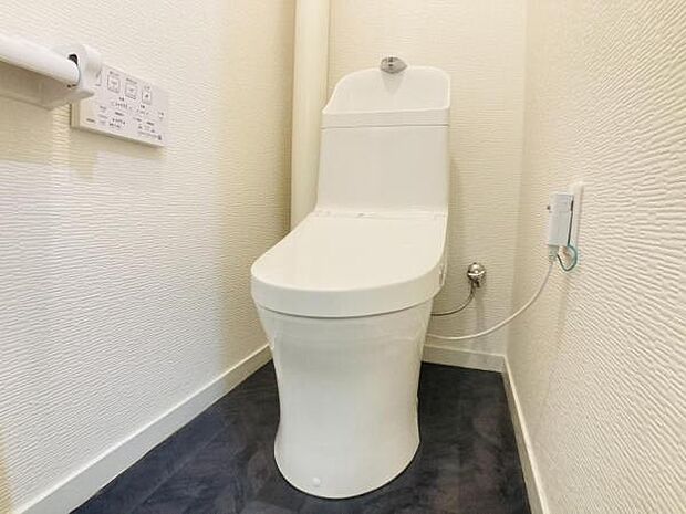 ≪トイレ≫ 操作パネルが壁面に付いたトイレです。新調済で綺麗な状態です。