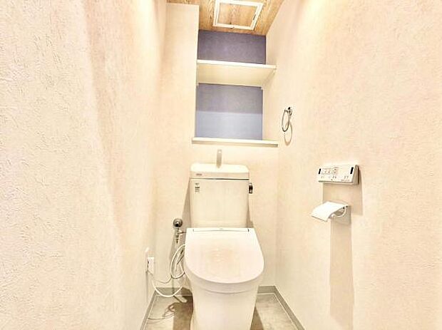 ≪トイレ≫ 白が基調の清潔感のあるトイレです。嬉しいウォシュレット機能付きです。