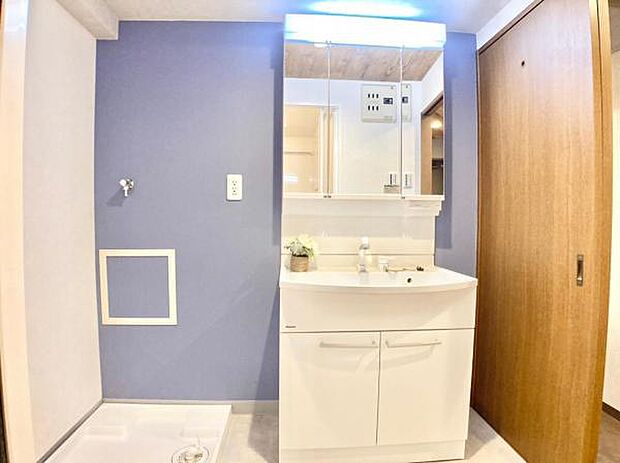 ≪洗面室≫ コンパクトサイズの洗面台と室内洗濯機置き場がございます。