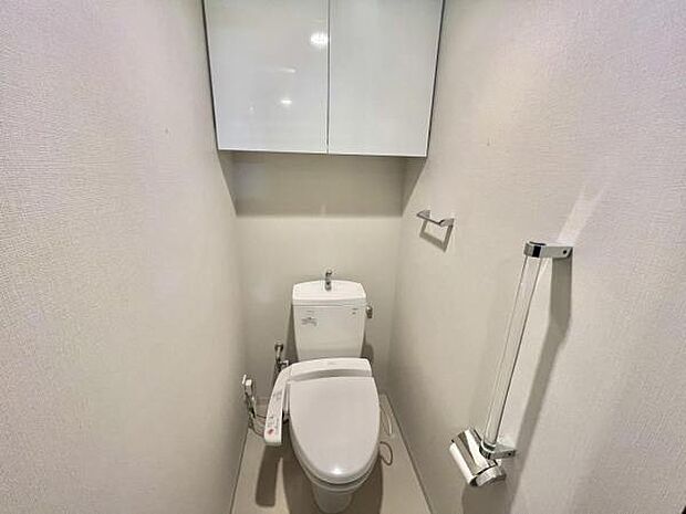 -トイレ- 温水洗浄機能付きのトイレです。