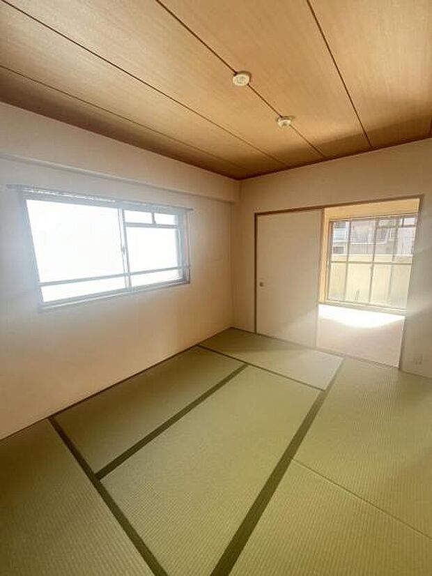 ご家族でくつろぐ空間として。家事部屋、お子さまを遊ばせる空間として。客間としてなど広い用途で使用できる和室です。 