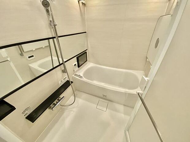 ≪浴室≫ 広々とした浴室です。白が基調の明るい空間になっており、1日の疲れを癒せる空間です。