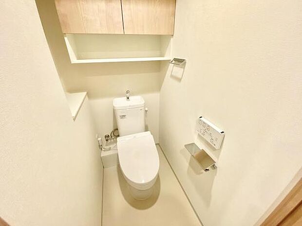 ≪トイレ≫ 収納棚が設置してある、温水洗浄機能便座のトイレです。