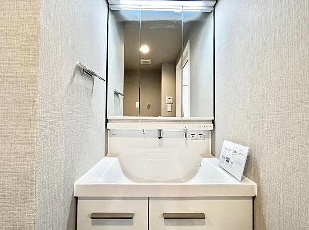 ≪洗面室≫ 3面鏡の洗面化粧台です。 下部収納も充実。