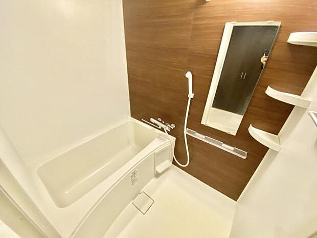 ≪浴室≫ 清潔感のある浴室です。木目調の壁紙であたたかみがあります。