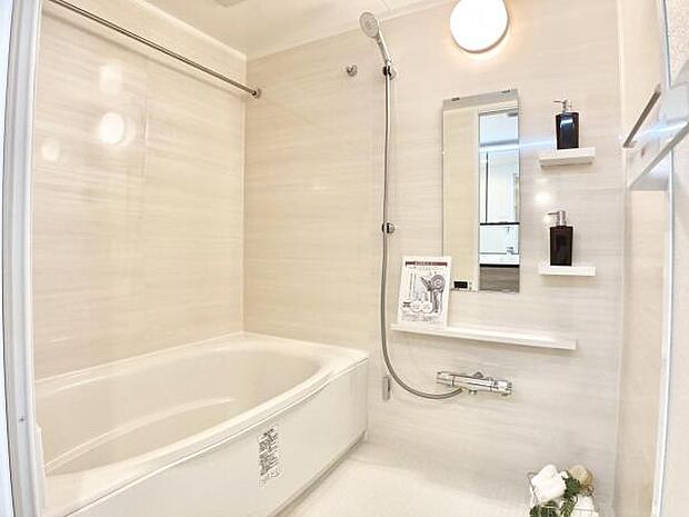 ≪浴室≫ 浴室乾燥付きのユニットバスです。清潔感のあるホワイトカラー