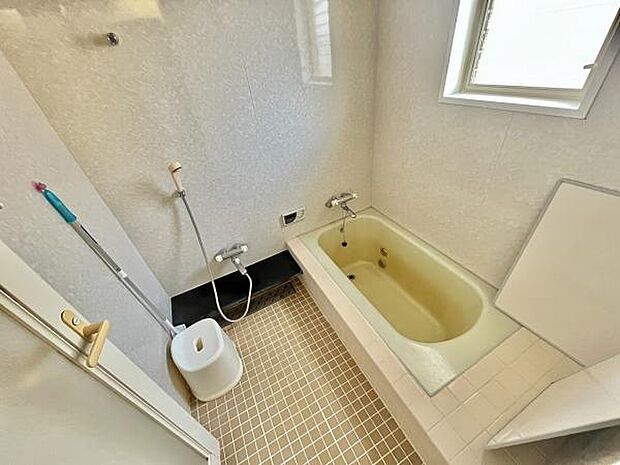 浴室は小窓が設置されておりますので、換気もしっかりと出来ますよ☆ 嬉しい追い炊き機能付ですので、ご家族皆さんがいつでも温かい湯船に浸かって頂けます☆