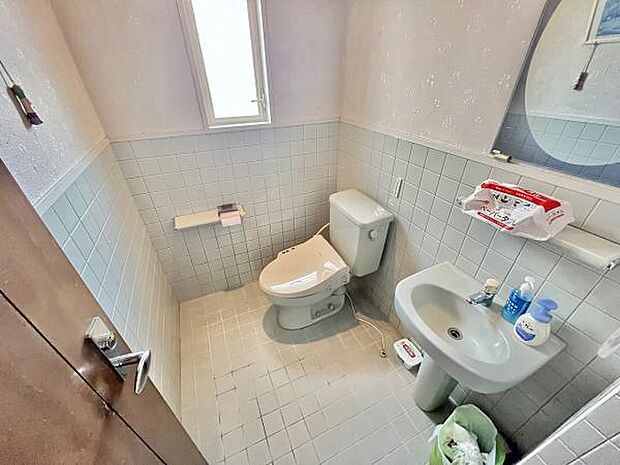 トイレは1階・2階どちらもございます☆ 小窓があるので、換気も出来ます♪ 手洗い場もございます☆