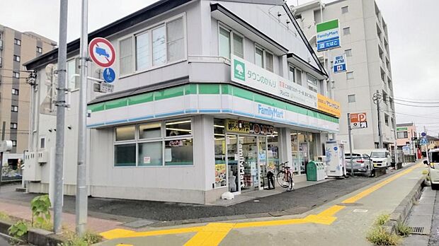 駅前にあるファミリーマート お仕事や学校の帰りに買い物が出来て便利です。