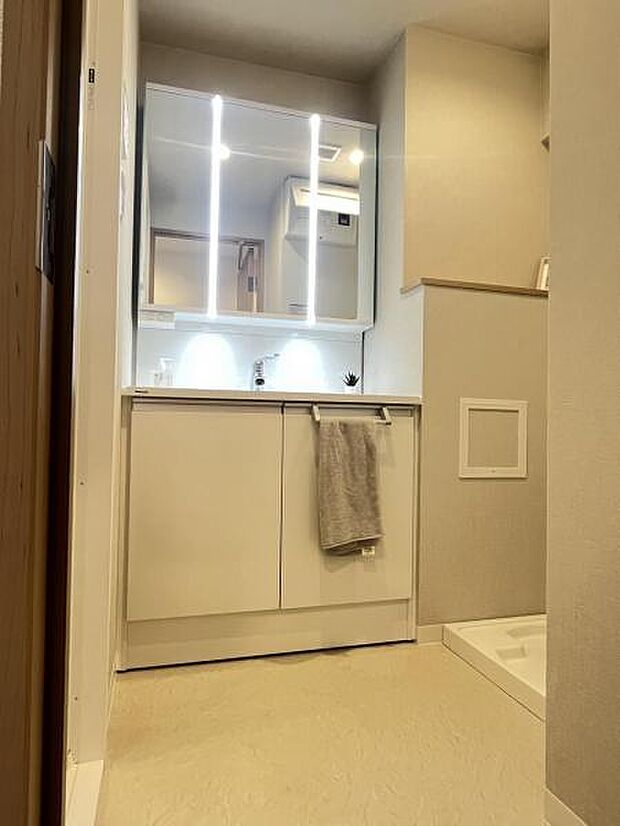 洗面室には三面鏡付き洗面台設置で、鏡を使うときは大きく使えて、歯ブラシなどの小物は裏にスッキリ収納することが出来ます。