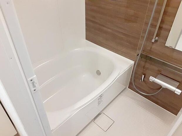 浴室には雨天時の洗濯物乾燥やカビの発生を抑える機能付きの「浴室暖房乾燥機」付