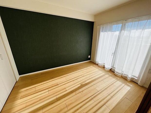 家具を置きやすい長方形の洋室です。