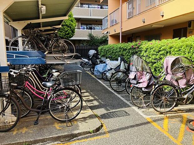 屋根付き駐輪場で雨の日も安心です。