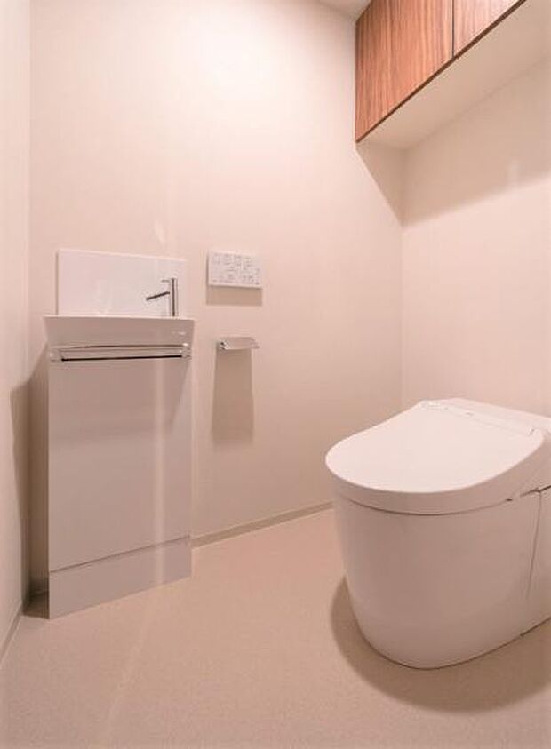 タンクレストイレのため、節水効果がございます。また、手洗い場を独立して設けておりますので、日々清潔に利用することができます。