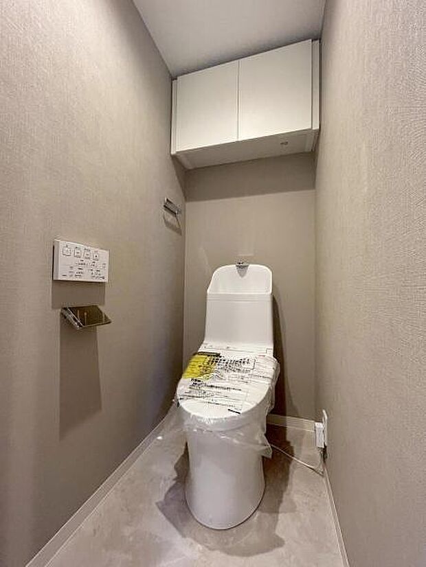 トイレも新規交換、収納スペースもあり、トイレットペーパーのストック置き場などにオススメです。