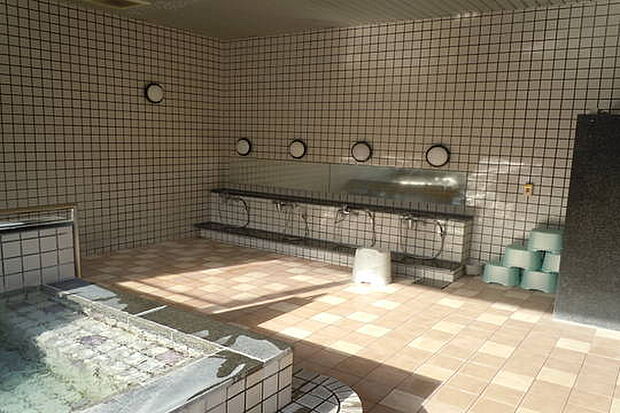 温泉大浴場（最上階）：こちらは洗い場スペースです
