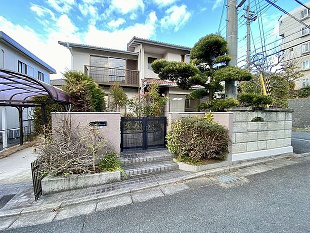 閑静な住宅街に建つ2階建住宅