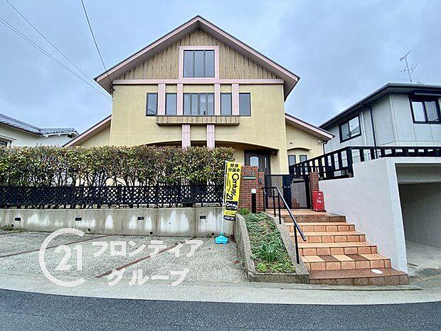 静かな住宅街にたたずむ重厚感あるお家。落ち着いた色合いが素敵ですね。