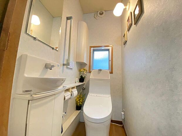 手洗い・手すり付きで使い勝手の良いトイレ。トイレは1階と2階に設置されているので混雑しがちな時間でも安心です！