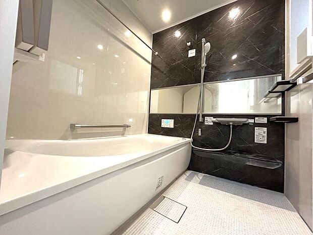 ワイドな鏡が特徴的な浴室。広々とした空間で癒しのバスタイムをお過ごしください！