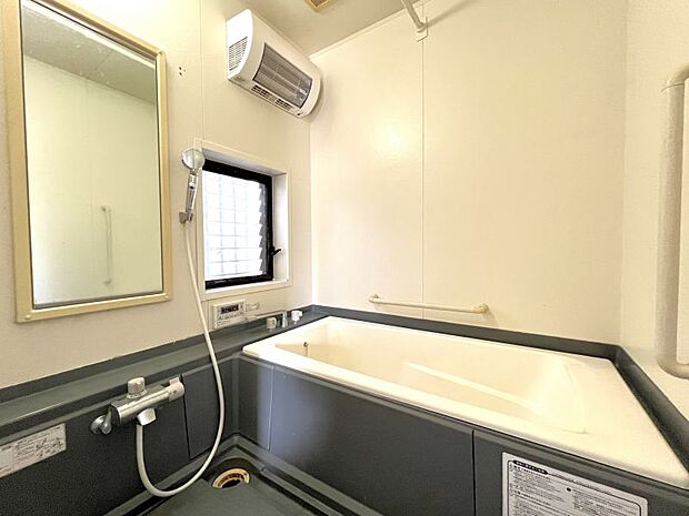 大きな鏡が特徴的な広々としたバスルーム◎窓がある為、換気もしやすく便利！
