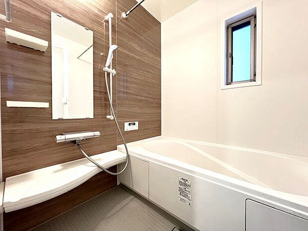 広々とした浴室。窓がある為換気もしやすく快適です！