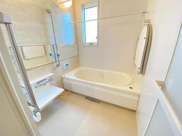 窓付きで換気のできる浴室！風呂蓋が壁にかけられて便利です♪